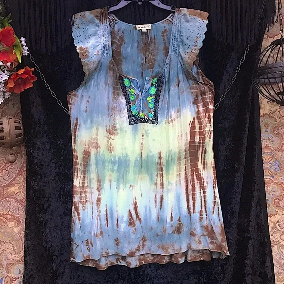 Boho top by Live and Let Live. Tie dye, eyelet sleeves & embroidered detail. XL - Picture 11 of 11